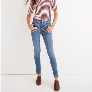 Petite 9" Mid-Rise Skinny Jeans in Comfort Stretch